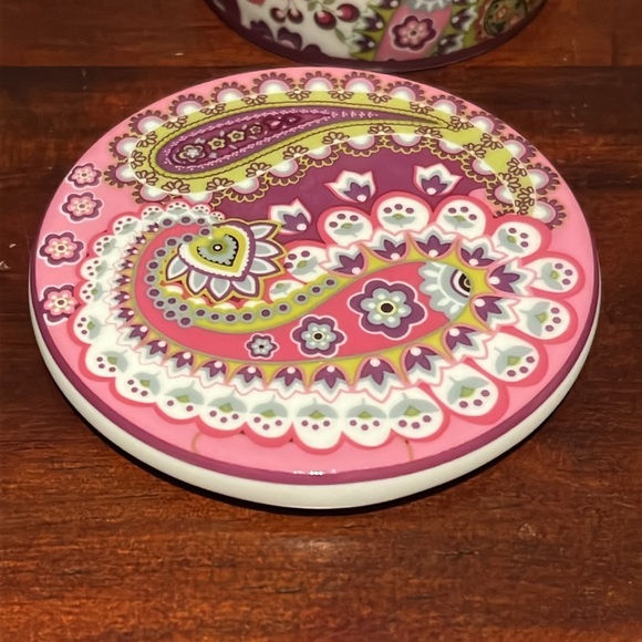 Vera Bradley Mug Very Berry Paisley WITH LID for Barnes & Noble - Picture 7 of 11